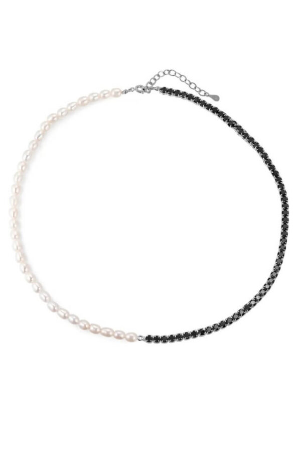 Colier la baza gatului Halfway din perle naturale de cultura albe in forma de bob de 3 x 4 mm si lant tennis negru din Argint 925